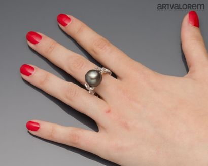 Ring in 750°/°° white gold centered on a...