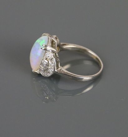 Ring in 750°/°° white gold set with a cabochon...