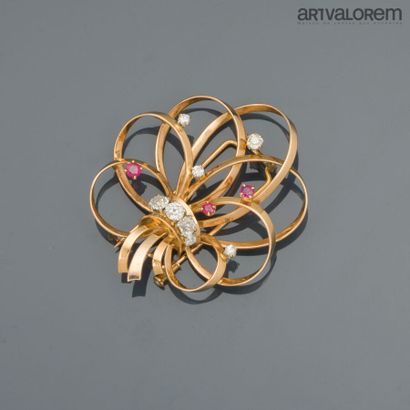 Bow-shaped lapel clip in 585°/°° yellow gold...