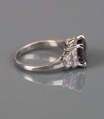 Ring in 750°/°° white gold, centered on a...