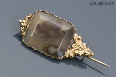 Brooch in yellow gold 750°/°° set with a...