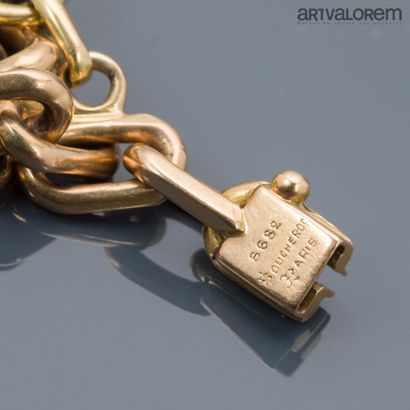 BOUCHERON Paris 
Curb in 750°/°° yellow gold....