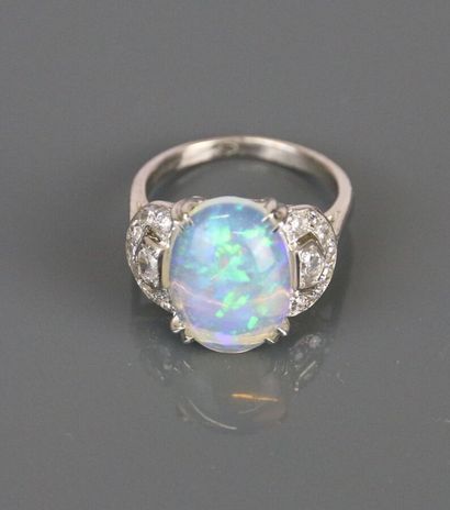 Ring in 750°/°° white gold set with a cabochon...