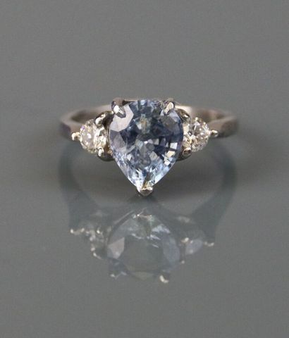 Ring in 750°/°° white gold, centered on a...