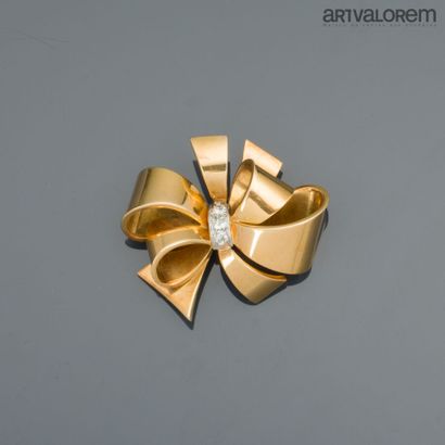 Stylized bow brooch in 750°/°° yellow gold...
