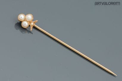 Tie pin in 585°/°° yellow gold adorned with...