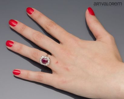 Ring in 750°/°° white gold, centered on a...