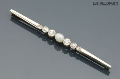 Barrette brooch in 750°/°° white gold, centered...