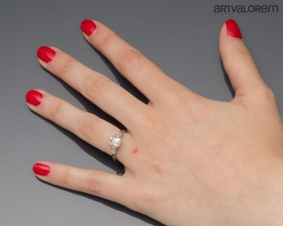 Ring in 750°/°° white gold set with a claw-set...