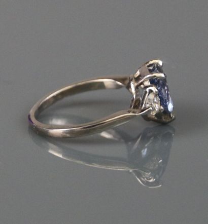 Ring in 750°/°° white gold, centered on a...