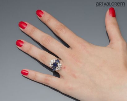 Ring in 750°/°° white gold, centered on an...