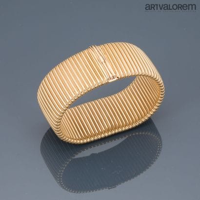 Cuff bracelet in yellow gold 750°/°° with...