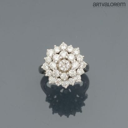 Daisy ring in 750°/°° white gold paved with...