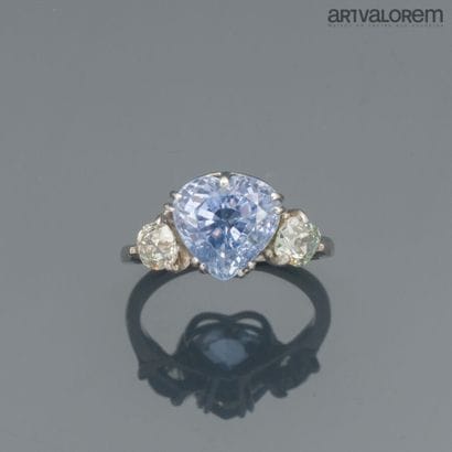 Ring in 750°/°° white gold, centered on a...