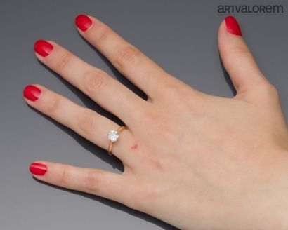Solitaire ring in yellow gold 750°/°° set...