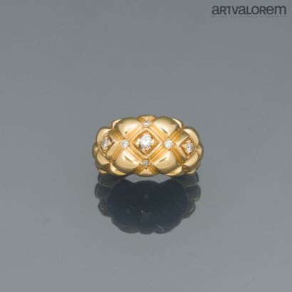 Ring in yellow gold 750°/°° with quilted...