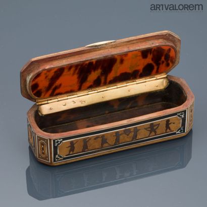 Hexagonal box in native wood and mother-of-pearl...