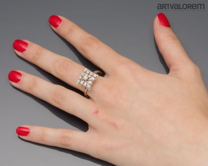 Ring in 750°/°° white gold, the square top...