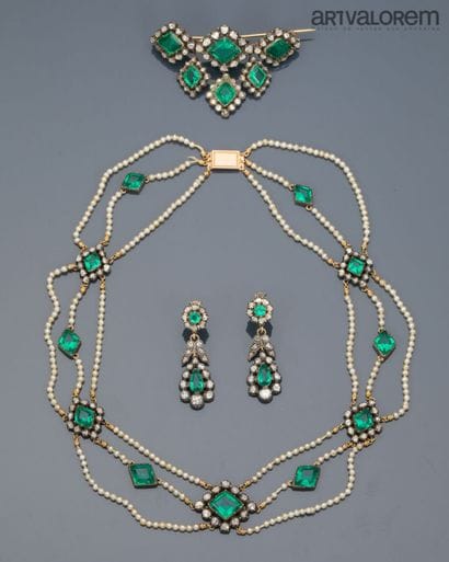 Set in yellow gold 750°/°° and platinum adorned...