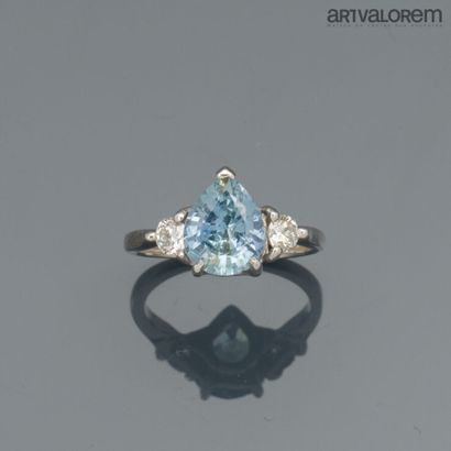 Ring in 750°/°° white gold, centered on a...