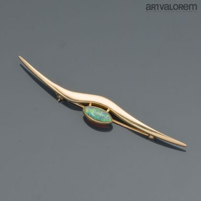 Brooch in yellow gold 750°/°° set with an...