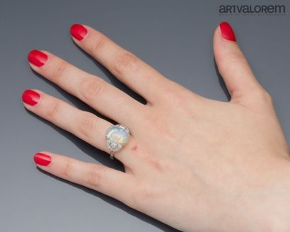 Ring in 750°/°° white gold set with a cabochon...