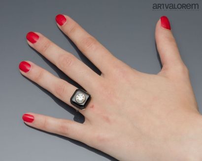 Ring in 750°/°° white gold, centered on a...