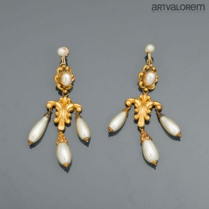 Pair of earrings in yellow gold 750°/°° with...