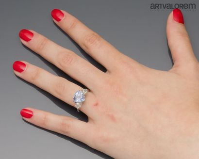 Ring in 750°/°° white gold, centered on a...