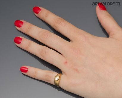 Yellow gold 750°/°° ring set with a brilliant-cut...