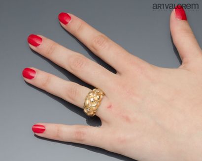 Ring in yellow gold 750°/°° with quilted...