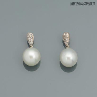 Pair of pierced earrings in 750°/°° white...