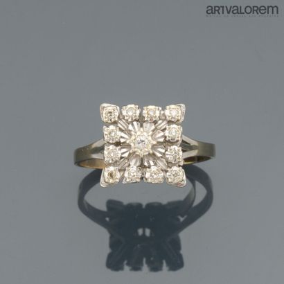 Ring in 750°/°° white gold, the square top...