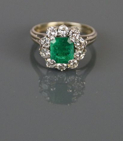 Ring in 750°/°° white gold, centered on an...