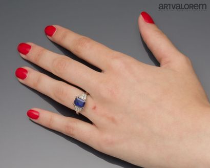 Ring in 750°/°° white gold, centered on a...
