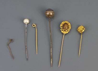 Six pins or parts of pins in yellow gold...
