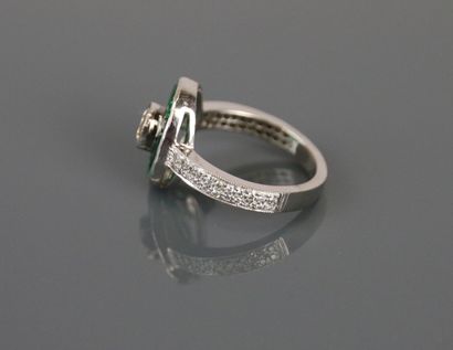Ring in 750°/°° white gold, centered on a...