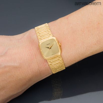 PIAGET
Ladies' watch in brushed yellow gold...