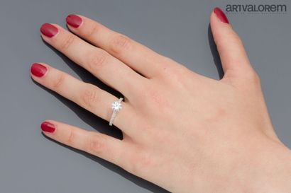 Solitaire ring in 750°/°° white gold set...