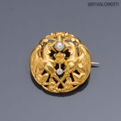 Brooch in yellow gold 750°/°° with openwork...