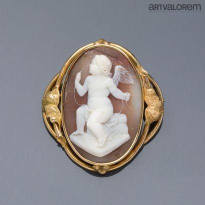 Brooch in yellow gold 750°/°° with engraved...