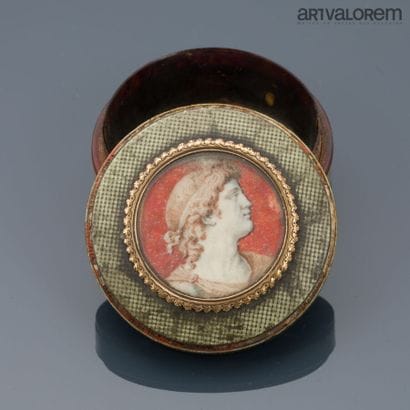 Round tortoiseshell box in the imitation...