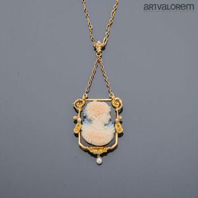 750°/°° yellow gold necklace featuring a...