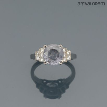 Ring in 750°/°° white gold, centered on a...