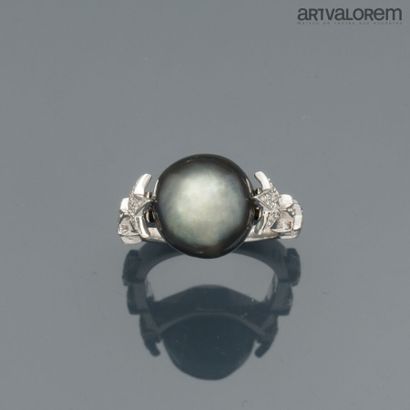 Ring in 750°/°° white gold centered on a...