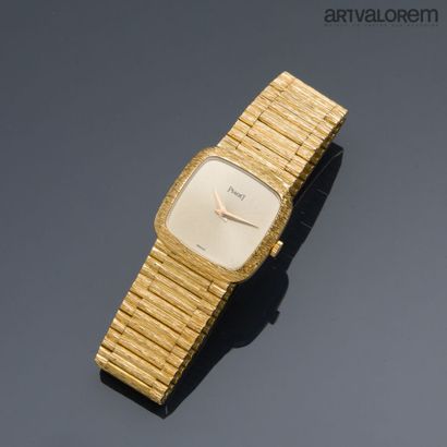 PIAGET
Ladies' watch in brushed yellow gold...
