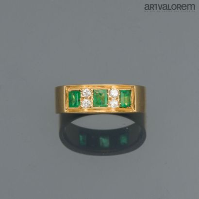 Band ring in yellow gold 750°/°° set with...