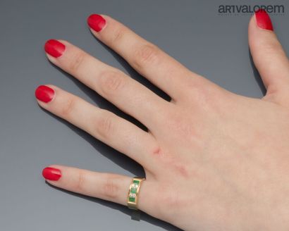 Band ring in yellow gold 750°/°° set with...