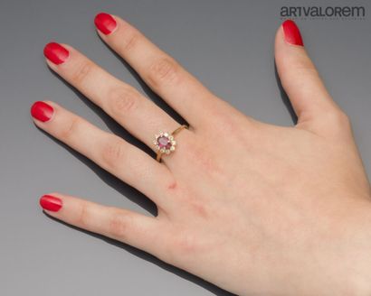 Ring in yellow gold 750°/°° centered on a...