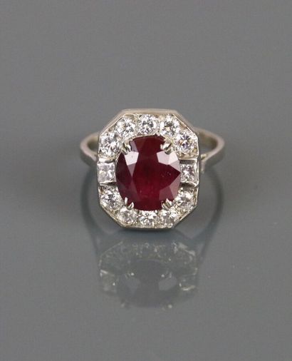 Ring in 750°/°° white gold, centered on a...